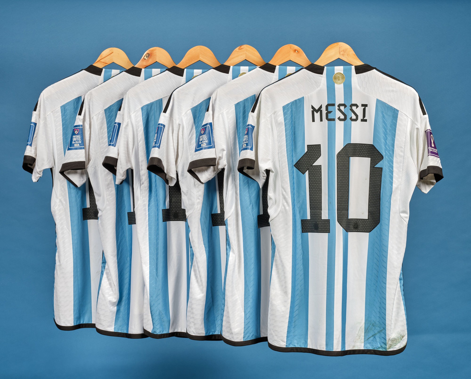 Áo đấu vô địch World Cup của Messi bán đấu giá được bao nhiêu tiền? - Ảnh 1.