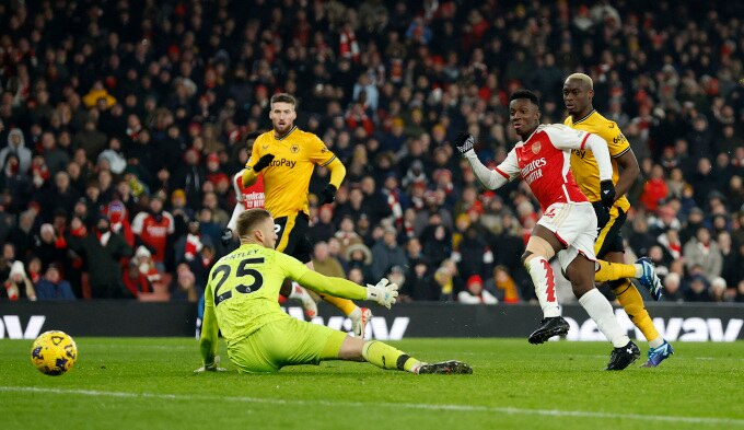 Nketiah trong pha dứt điểm dội cột dọc ở phút 89 trận Arsenal thắng Wolves 2-1 trên sân Emirates ở vòn 14 Ngoại hạng Anh ngày 2/12. Ảnh: Reuters
