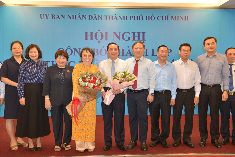 Phó Chủ tịch UBND TPHCM Dương Anh Đức chúc mừng Ban giám đốc Sở An toàn thực phẩm. Ảnh: CAO THĂNG