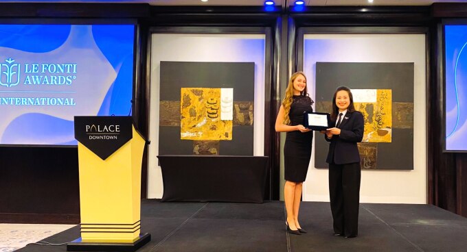 Đại diện Tập đoàn TH (trái), thay mặt bà Thái Hương.  nhận giải thưởng Nhà lãnh đạo phát triển bền vững toàn cầu từ BTC Le Fonti Awards. Ảnh: XIN NGUỒN