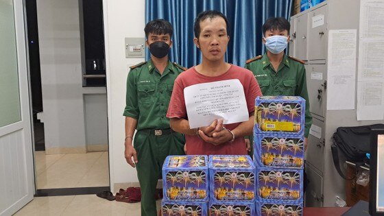 Đối tượng Đỗ Thanh Bình bị bắt giữ khi đang vận chuyển pháo hoa lậu