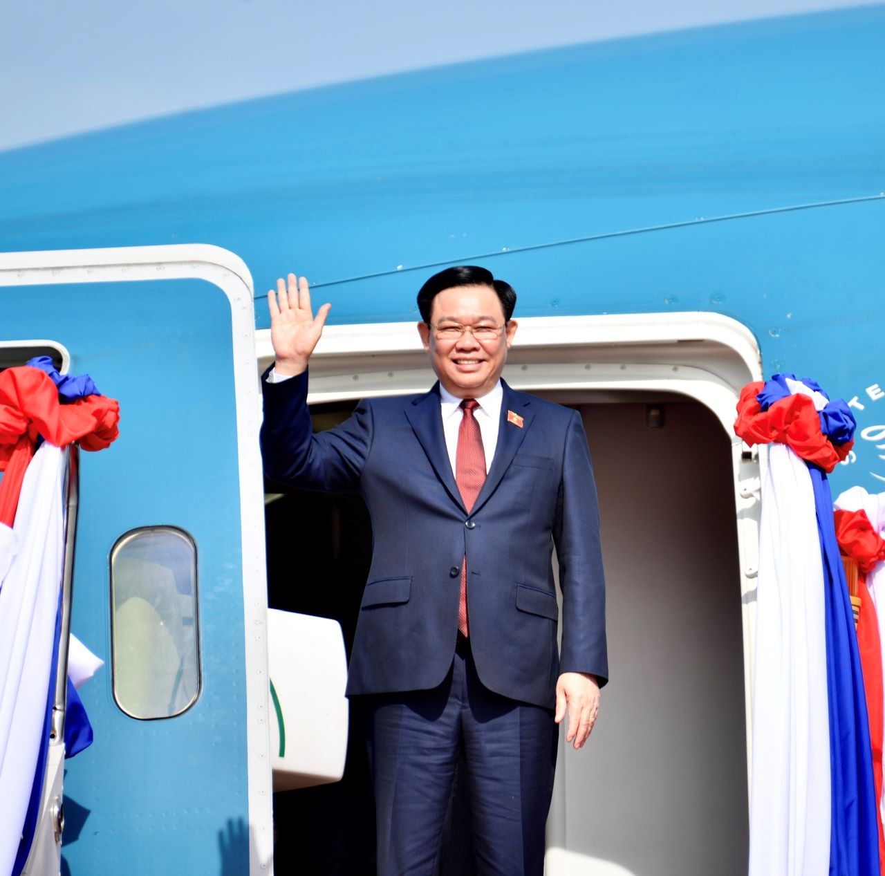 Chủ tịch Quốc hội Vương Đình Huệ và đến sân bay quốc tế Wattay, Thủ đô Vientiane, Lào. Ảnh: Quochoi.vn