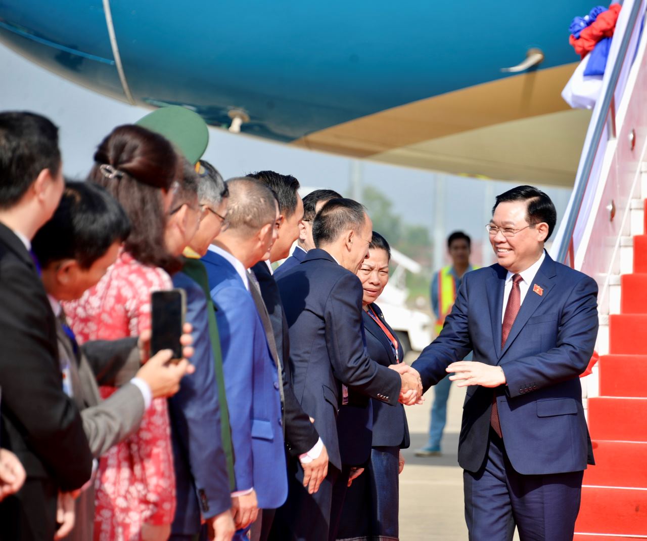Lễ đón Chủ tịch Quốc hội Vương Đình Huệ và đoàn đại biểu cấp cao Quốc hội Việt Nam tại sân bay quốc tế Wattay, Thủ đô Vientiane, Lào. Ảnh: Quochoi.vn