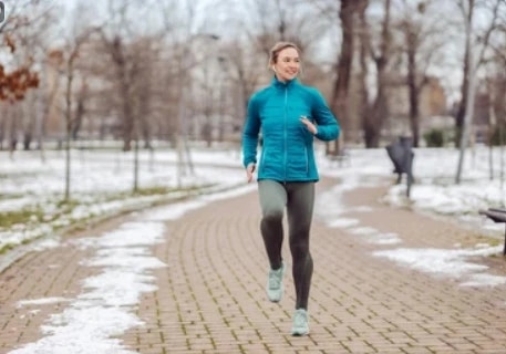 Ngày mới với tin tức sức khỏe: Cách chạy bộ an toàn, hiệu quả trong mùa đông- Ảnh 1.