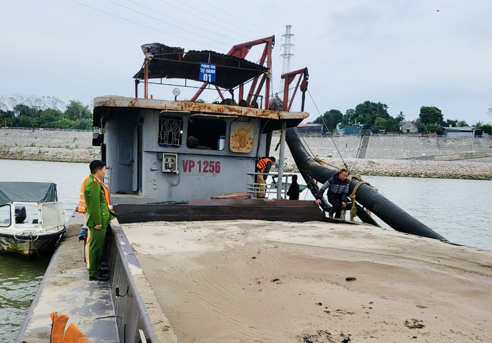 Cục CSGT bắt quả tang tàu hút cát trên sông Hồng, thu hơn 100 khối cát - Ảnh 1.