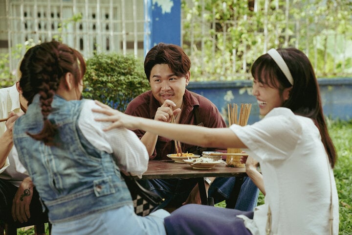 Tạo hình nhân vật Tuấn của Quốc Khánh trong “Gặp lại chị bầu'', một trợ lý đoàn phim với ước mơ trở thành đạo diễn nổi tiếng.