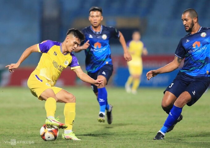Phạm Xuân Mạnh (áo vàng) mắc sai lầm dẫn đến bàn thua của Hà Nội FC trước Bình Định. Ảnh: Hiếu Lương