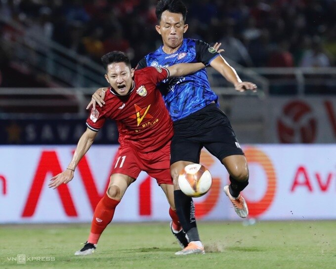 Trần Đình Tiến (áo đỏ) ghi bàn duy nhất giúp Hà Tĩnh thắng trận đầu tiên ở V-League 2023-2024. Ảnh: Hai Tư