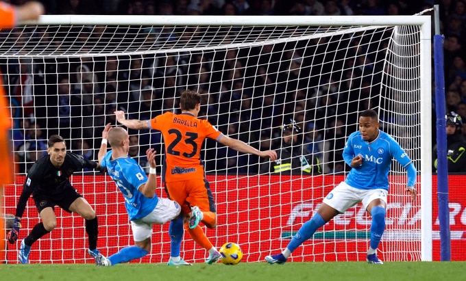 Nicolo Barella ghi bàn nâng tỷ số lên 2-0 trong trận Inter thắng chủ nhà Napoli 3-0 ở vòng 14 Serie A trên sân Diego Maradona ngày 3/12. Ảnh: Reuters