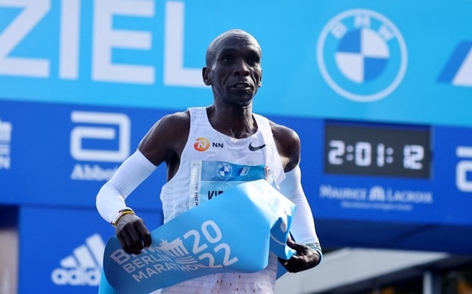 Kipchoge sau khi về đích với kỷ lục thế giới 2 giờ 1 phút 9 giây tại Berlin Marathon 2022. Ảnh: Reuters