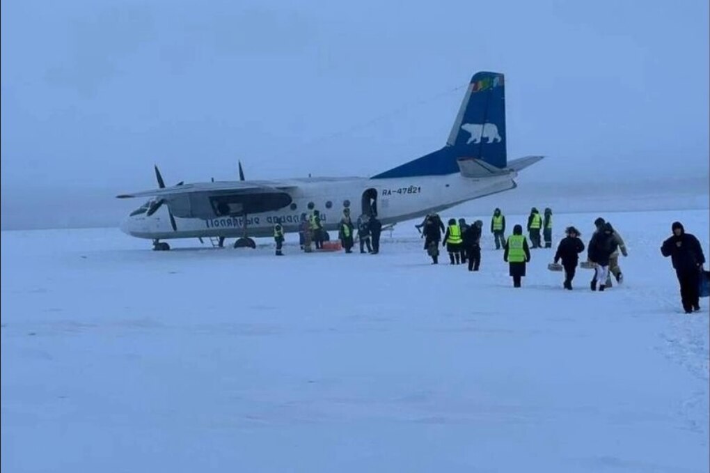 Máy bay Nga hạ cánh nhầm xuống mặt sông đóng băng - 1