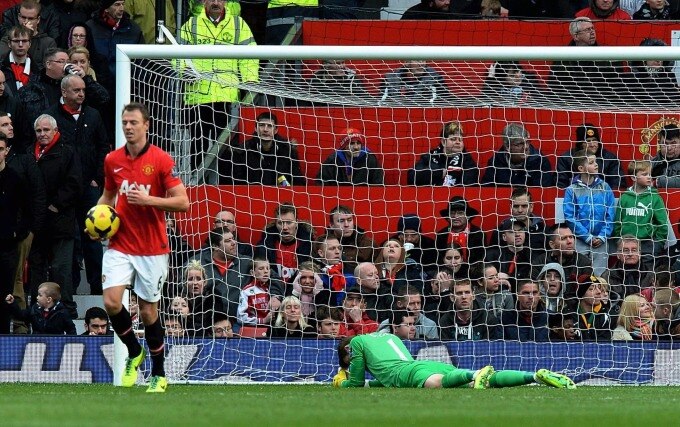 Thủ môn De Gea và trung vệ Jonny Evans thất vọng sau khi Man Utd bị Yohann Cabaye chọc thủng lưới trong trận thua Newcastle 0-1 ở Ngoại hạng Anh trên sân Old Trafford ngày 9/12/2013. Ảnh: PA