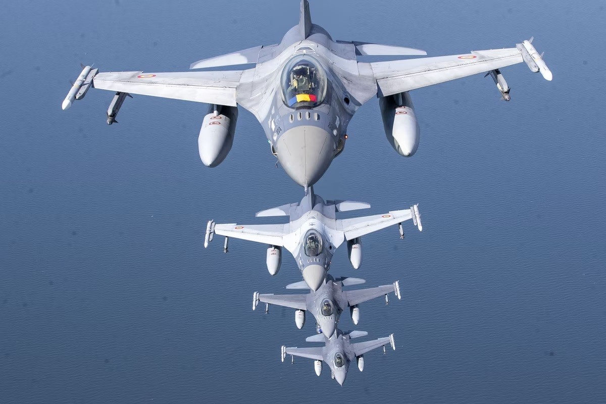 Các máy bay chiến đấu F-16 của không quân Romania và Bồ Đào Nha tham gia Nhiệm vụ chính sách hàng không Baltic của Tổ chức Hiệp ước Bắc Đại Tây Dương (NATO) trên Biển Baltic, trong không phận Lithuania, ngày 22/5. F-16, còn gọi là “đại bàng chiến”, được đ