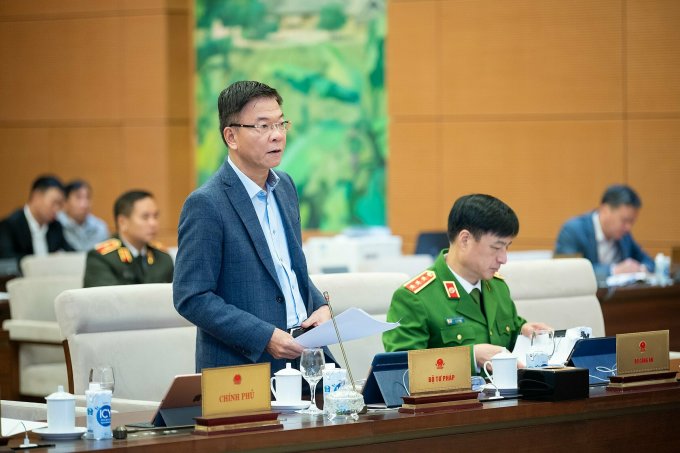 Bộ trưởng Tư pháp Lê Thành Long phát biểu sáng 18/12. Ảnh: Media Quốc hội
