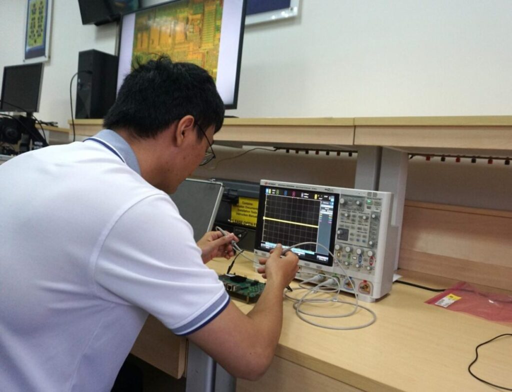 Nghiên cứu sinh thực hiện nghiên cứu thiết kế tại Phòng thí nghiệm vi mạch và hệ thống cao tần (Trường Đại học Bách khoa, Đại học Quốc gia Thành phố Hồ Chí Minh). Ảnh Thu Hoài - TTXVN