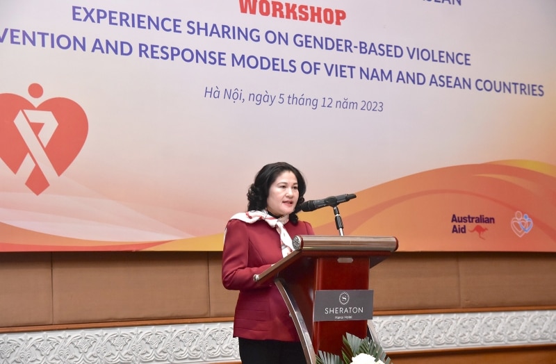 Thứ trưởng Bộ Lao động - Thương binh và Xã hội Nguyễn Thị Hà, Phó Chủ tịch Thường trực Ủy ban quốc gia vì sự tiến bộ của phụ nữ Việt Nam phát biểu khai mạc hội thảo