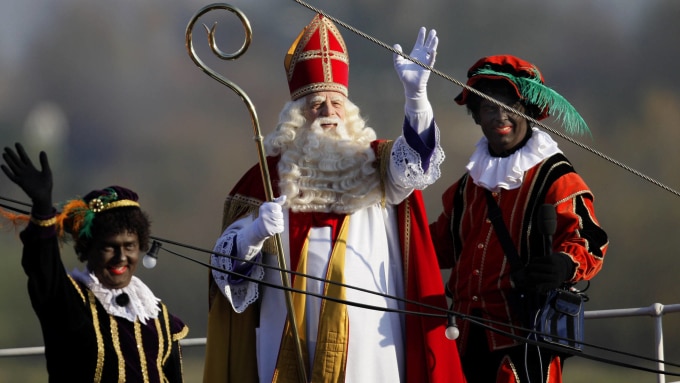 Một người đàn ông trong trang phục thánh Sinterklaas. Ảnh: Nos