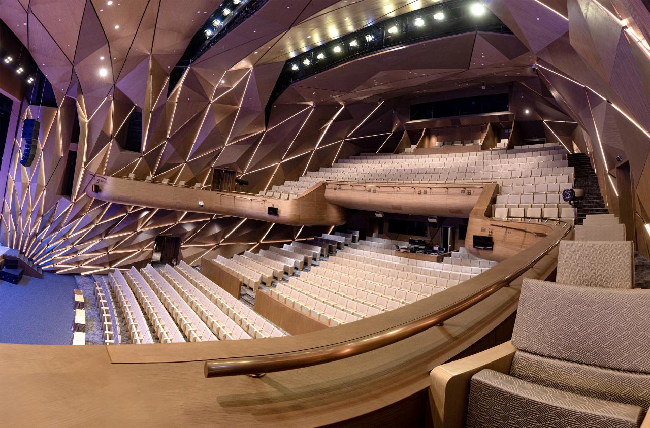 Nhà hát Hồ Gươm với khán phòng chính lên đến 900 chỗ ngồi, phòng hòa nhạc nhỏ 500 chỗ, có khả năng đáp ứng đa dạng yêu cầu trình diễn của nhiều loại hình nghệ thuật khác nhau, trong đó có Opera. Ảnh: SG 