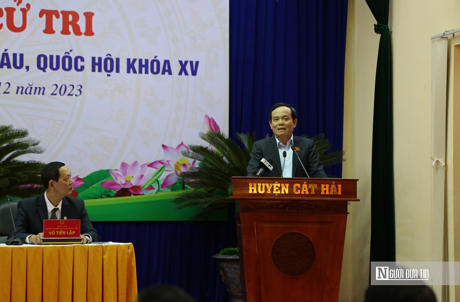 Sự kiện - Phó Thủ tướng Trần Lưu Quang tiếp xúc cử tri huyện Cát Hải, Hải Phòng
