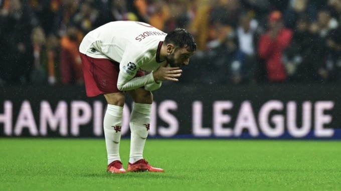 Bruno Fernandes nuối tiếc cuối trận Man Utd hòa Galatasaray 3-3 ở lượt thứ năm vòng bảng Champions League tối 29/11, trên sân Ali Sami Yen. Ảnh: AFP