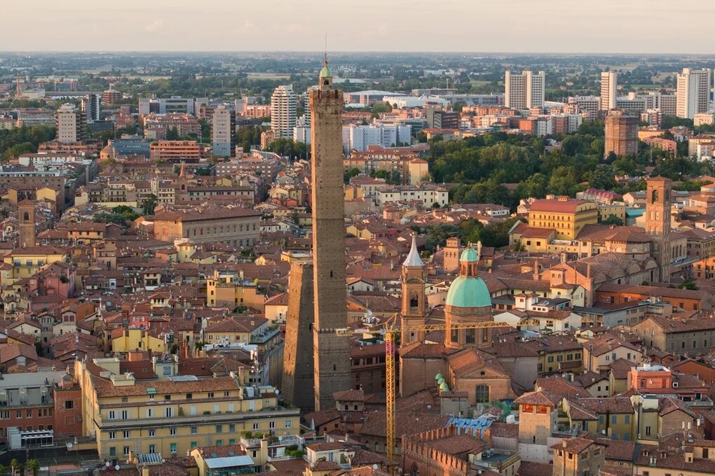 Tháp nghiêng gần 1.000 năm tuổi của Italy có nguy cơ bị sập - 1