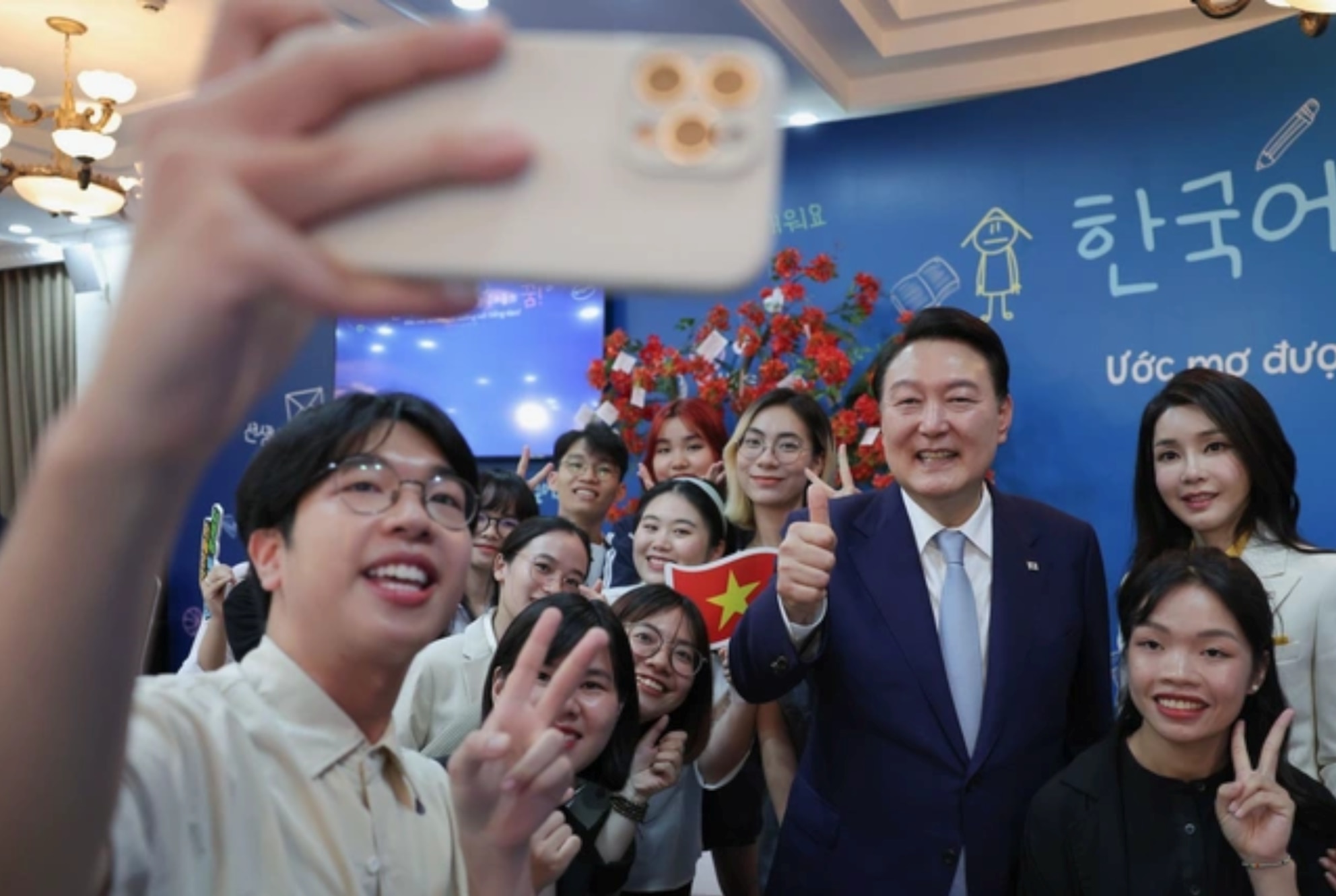 Tiến Huy chụp ảnh selfie cùng Tổng thống Yoon Suk Yeol và Đệ nhất phu nhân Kim Keon Hee.
