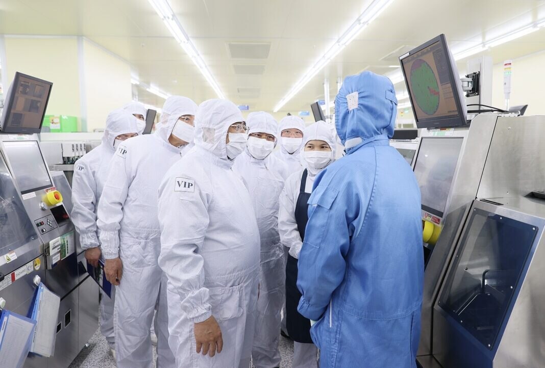 Thủ tướng Phạm Minh Chính thăm dây chuyền sản xuất chíp bán dẫn của Công ty TNHH Hana Micro Vina. Ảnh Dương Giang-TTXVN (3)