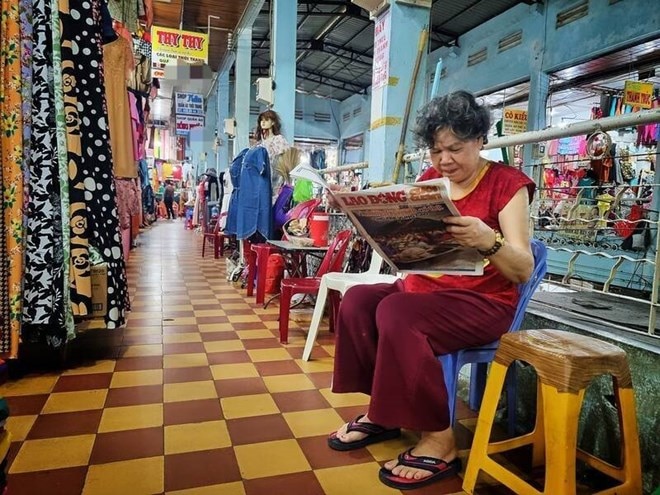 Tiểu thương khu chợ lớn nhất Vĩnh Long cả ngày đọc báo, tối dọn hàng về