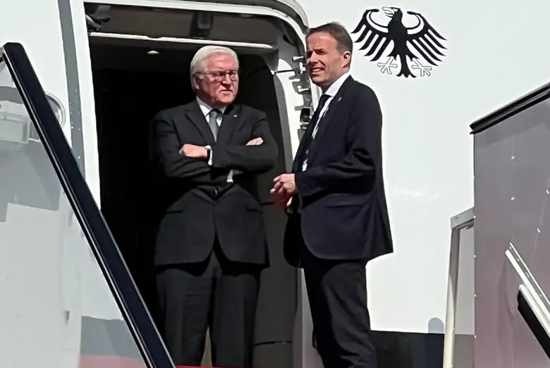 Tổng thống Đức khoanh tay chờ trong lúc chuyên cơ phải đợi trên đường băng ở Qatar - Ảnh 1.