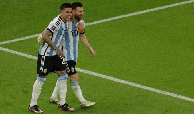 Enzo Fernandez (trái) mừng bàn sau pha kiến tạo của Lionel Messi trong trận Argentina thắng Mexico 2-0 ở vòng bảng World Cup 2022, tại Qatar. Ảnh: AFP