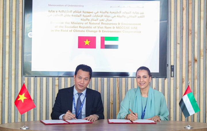 Bộ trưởng Đặng Quốc Khánh và Bộ trưởng Mariam Almheiri ký kết Bản ghi nhớ hợp tác.