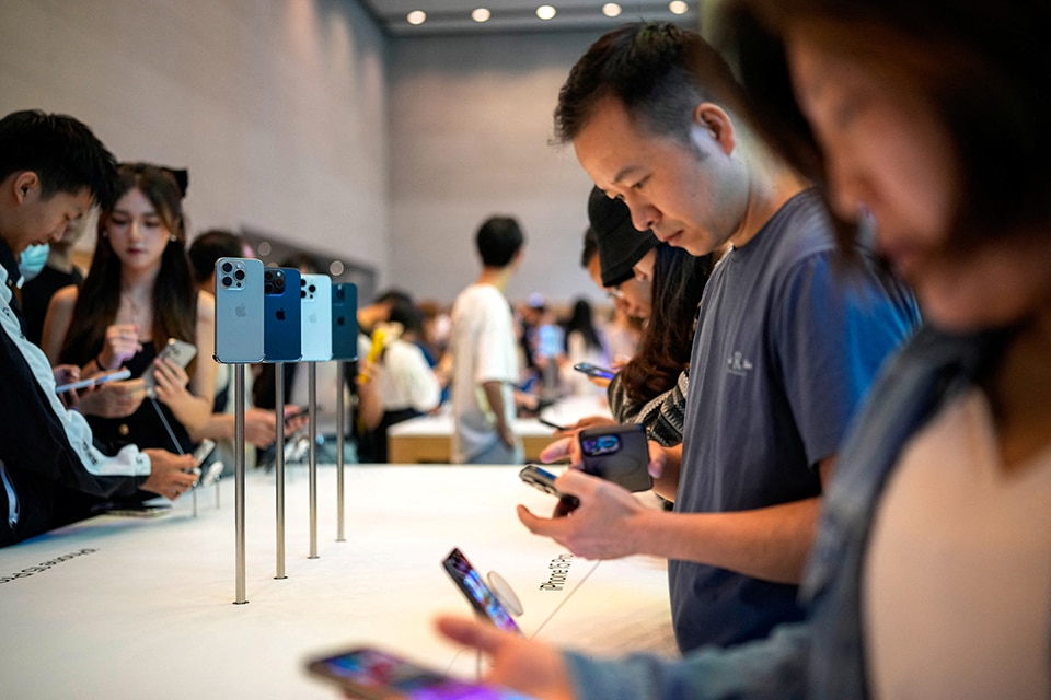 iPhone 15 Pro Max vượt mặt Huawei Mate 60 Pro tại Trung Quốc- Ảnh 1.