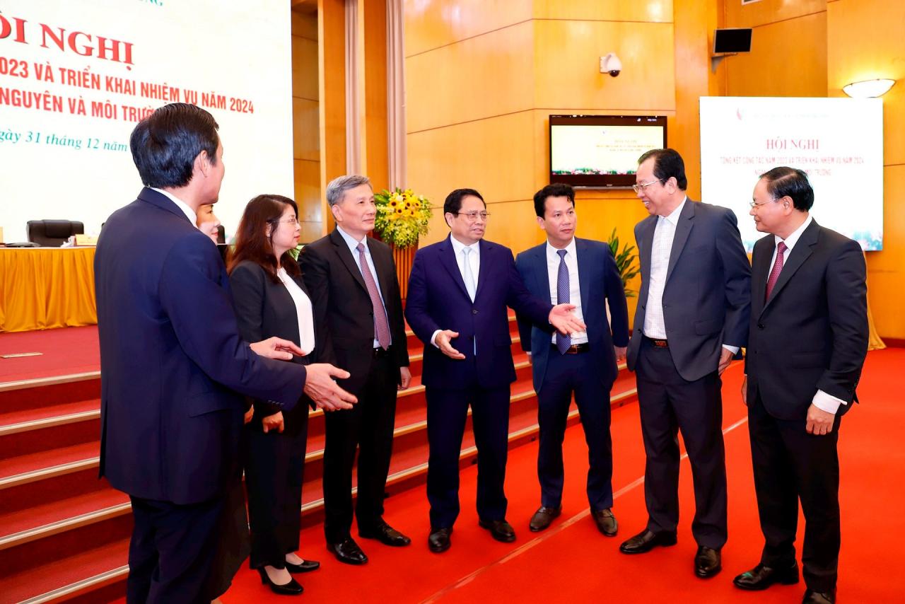 1704015624_Hop-tac-hieu-qua-thao-go-vuong-mac-huong-ve - Vietnam.vn thu-tuong-trao-doi-ben-le.jpg