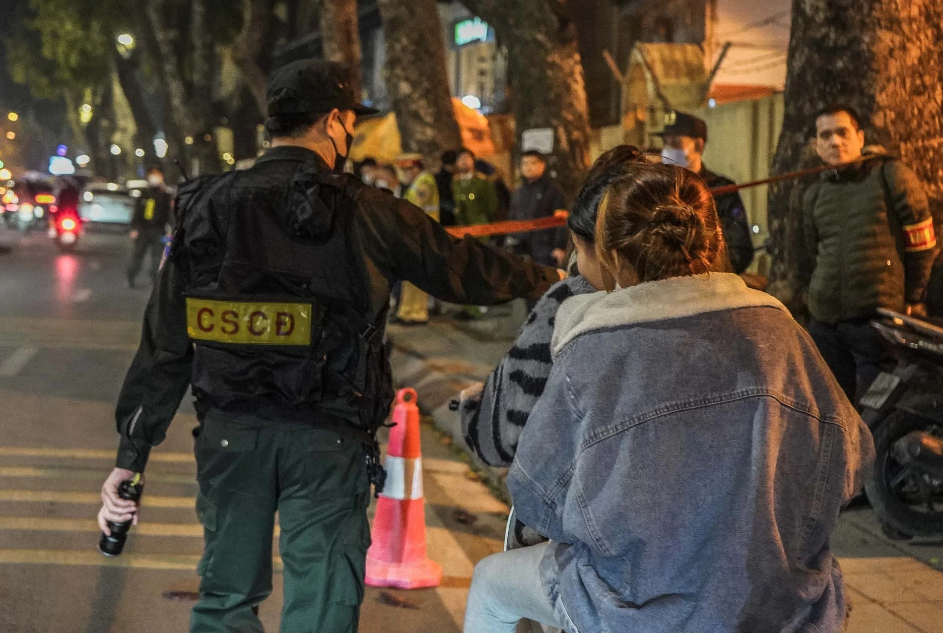 Hà Nội: Nam thanh niên đi xem countdown không mũ bảo hiểm, bỏ chạy khi gặp 141
- Ảnh 8. Hà Nội: Nam thanh niên đi xem countdown không mũ bảo hiểm, bỏ chạy khi gặp 141
- Ảnh 8.