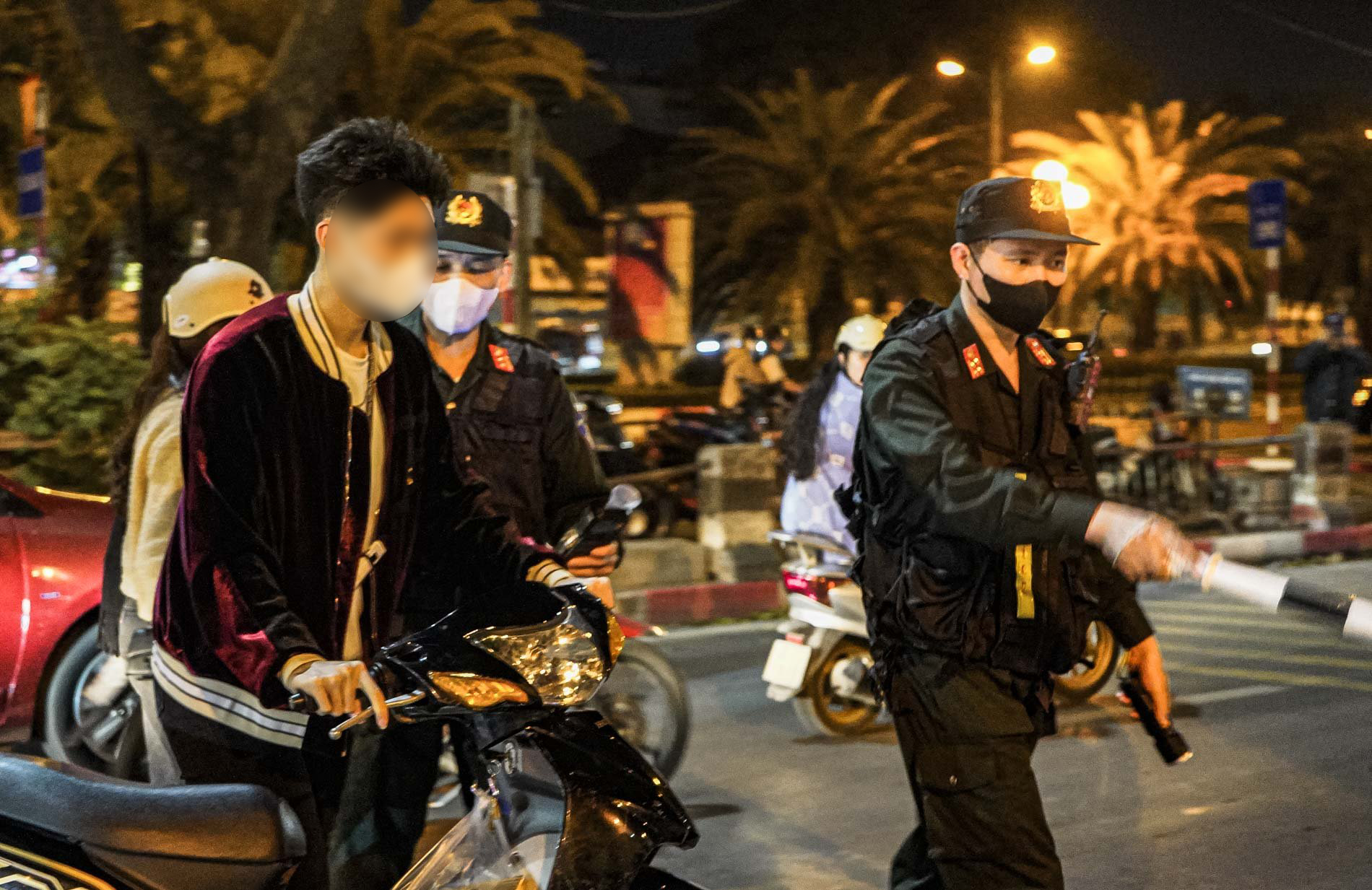 Hà Nội: Nam thanh niên đi xem countdown không mũ bảo hiểm, bỏ chạy khi gặp 141
- Ảnh 6. Hà Nội: Nam thanh niên đi xem countdown không mũ bảo hiểm, bỏ chạy khi gặp 141
- Ảnh 6.