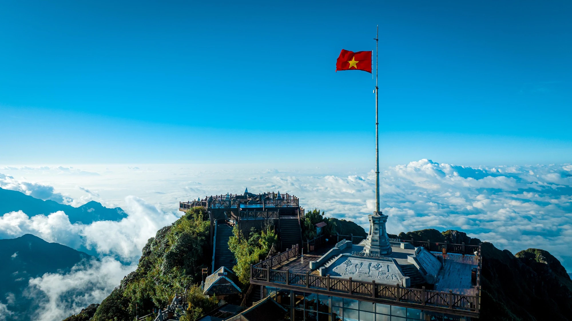 Trải nghiệm 'có một không hai' trên đỉnh núi huyền thoại Tây Bắc- Ảnh 7. Trải nghiệm 'có một không hai' trên đỉnh núi huyền thoại Tây Bắc- Ảnh 7.