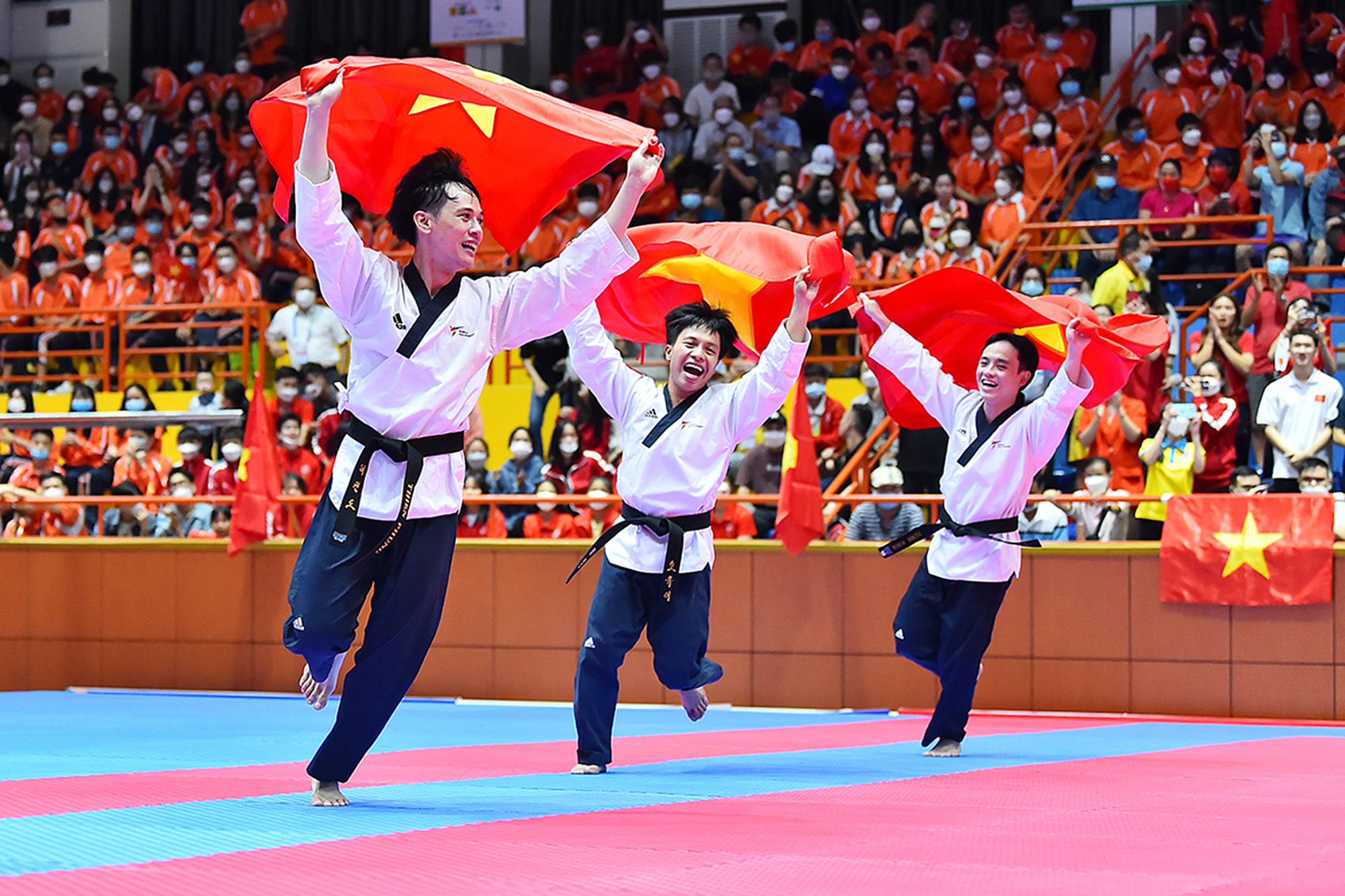 5 nam nhung khoanh khac dong lai hinh 10