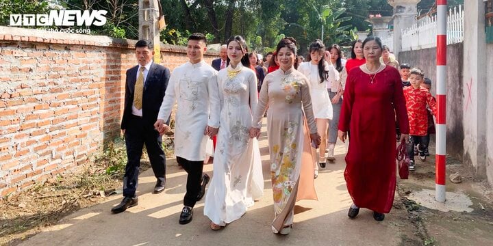 Quang Hải, Thanh Huyền đổi sang bộ lễ phục màu trắng sau khi làm lễ gia tiên. (Ảnh: Hương Mơ)