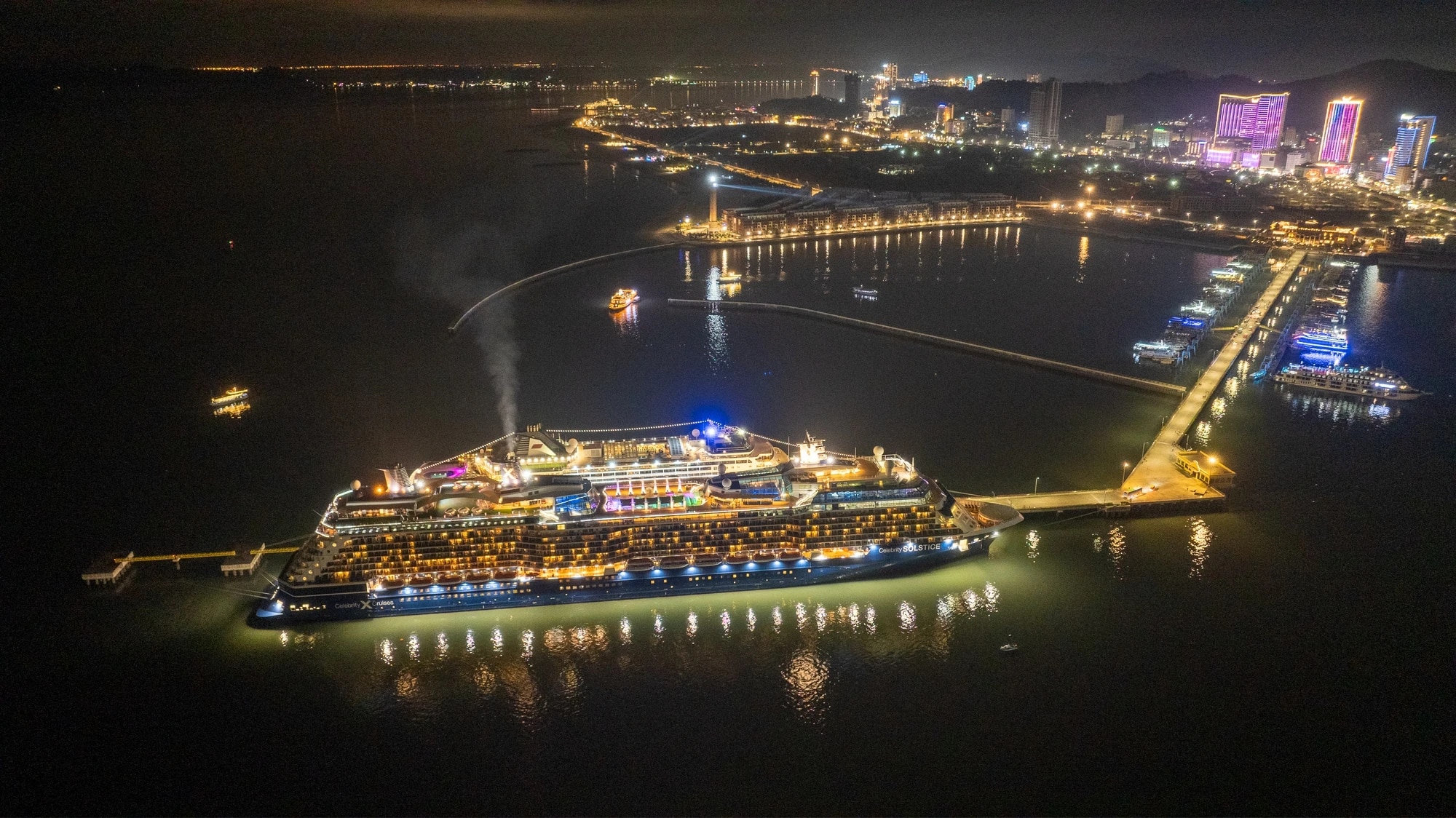 Ngắm vịnh Hạ Long lộng lẫy ánh đèn đón chào năm mới 2024- Ảnh 3.