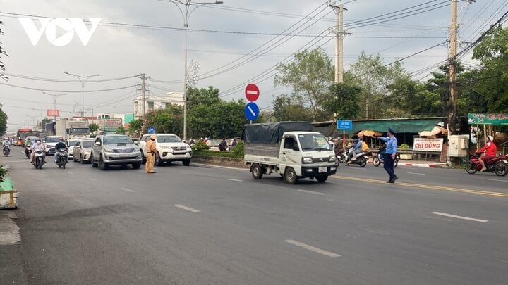 Cảnh sát giao thông, thanh tra giao thông tỉnh Tiền Giang tích cực điều tiết giao thông tại chân cầu Rạch Miễu.