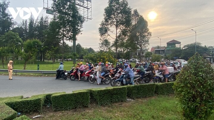 Nhiều phương tiện từ tỉnh Tiền Giang chờ để qua cầu Rạch Miễu.