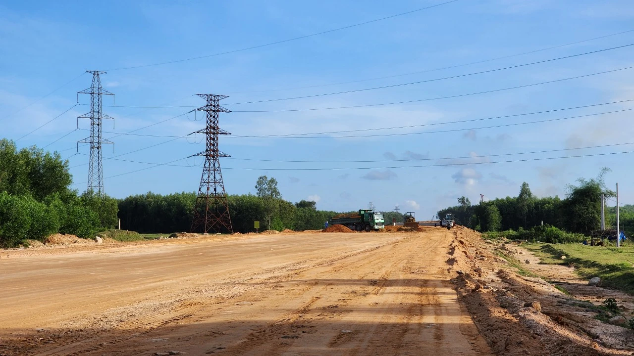 Hình hài cao tốc Quảng Ngãi - Hoài Nhơn sau một năm thi công- Ảnh 3. Hình hài cao tốc Quảng Ngãi - Hoài Nhơn sau một năm thi công- Ảnh 3.