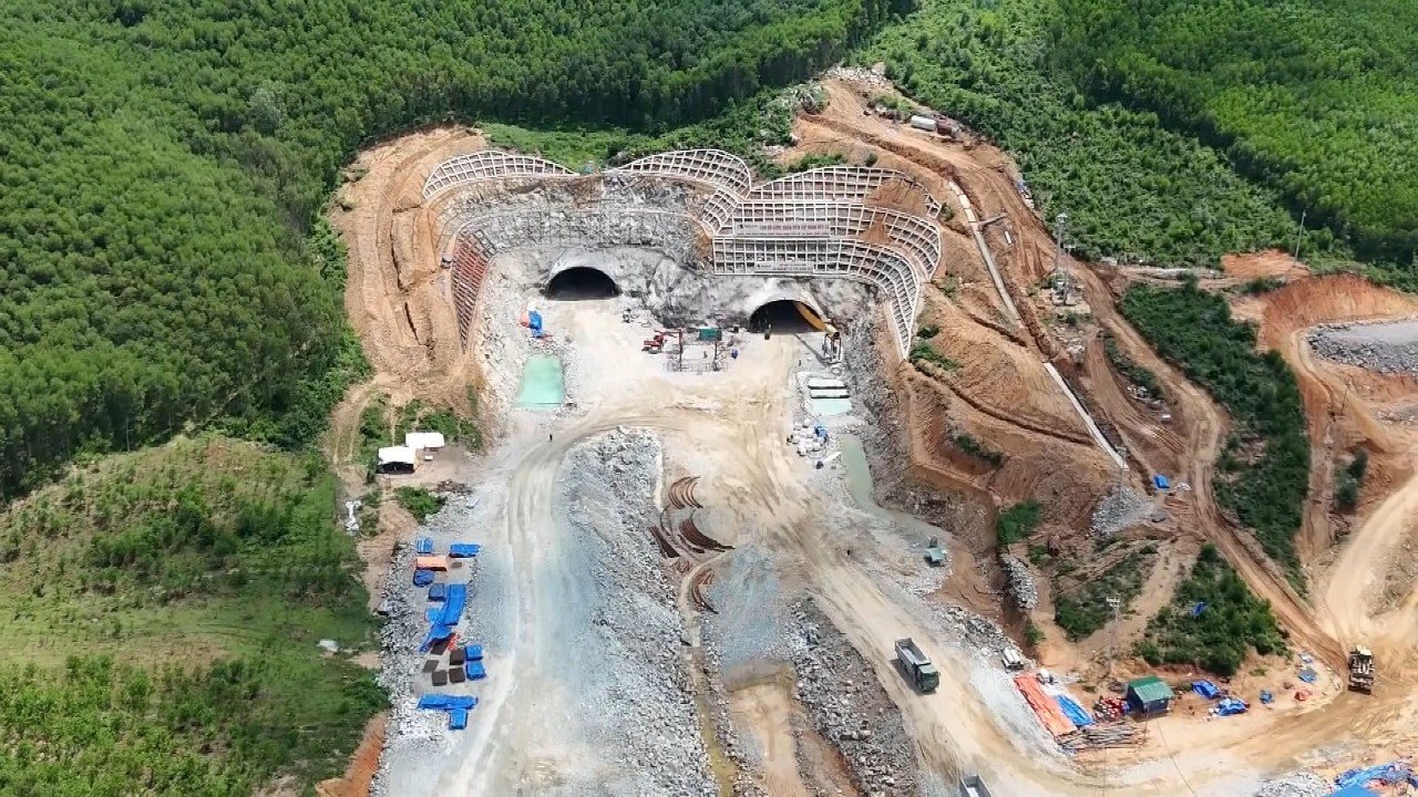 Hình hài cao tốc Quảng Ngãi - Hoài Nhơn sau một năm thi công- Ảnh 6. Hình hài cao tốc Quảng Ngãi - Hoài Nhơn sau một năm thi công- Ảnh 6.