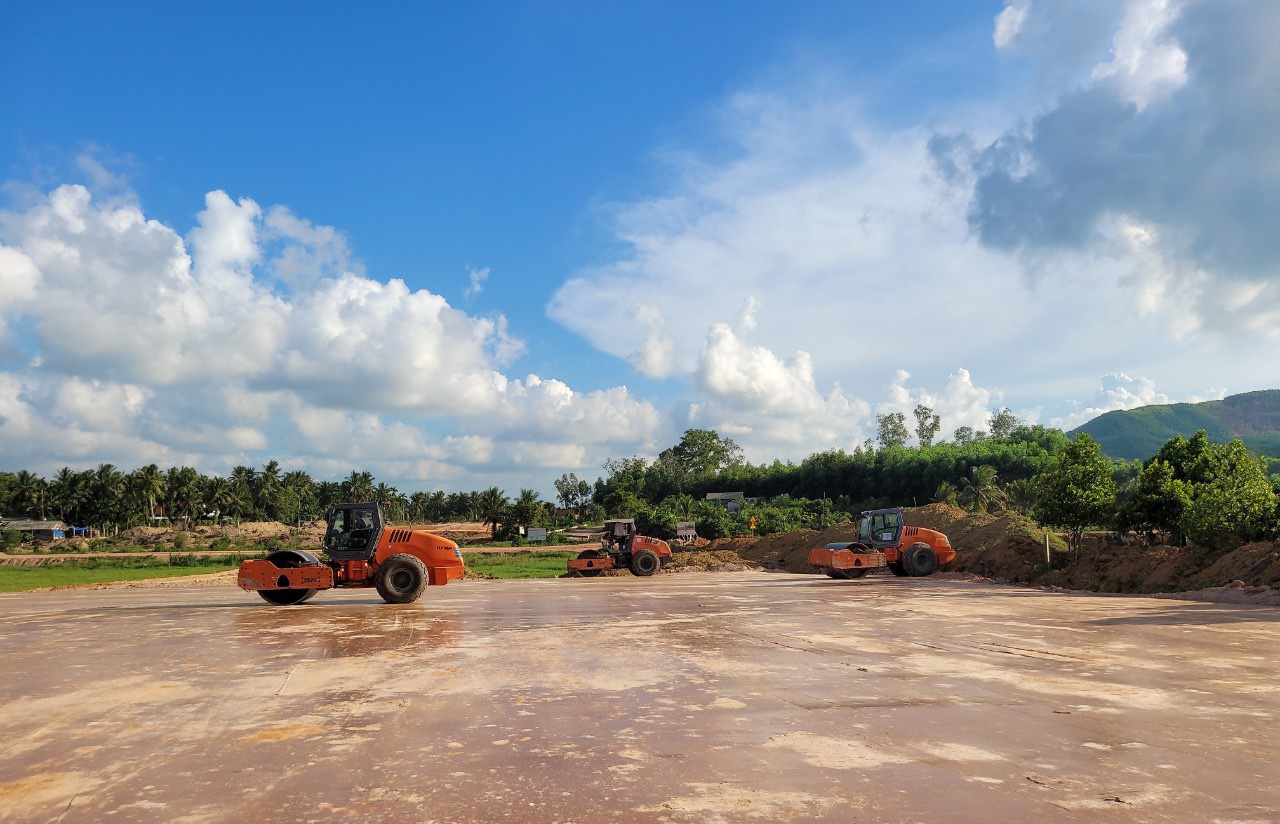 Hình hài cao tốc Quảng Ngãi - Hoài Nhơn sau một năm thi công- Ảnh 8. Hình hài cao tốc Quảng Ngãi - Hoài Nhơn sau một năm thi công- Ảnh 8.