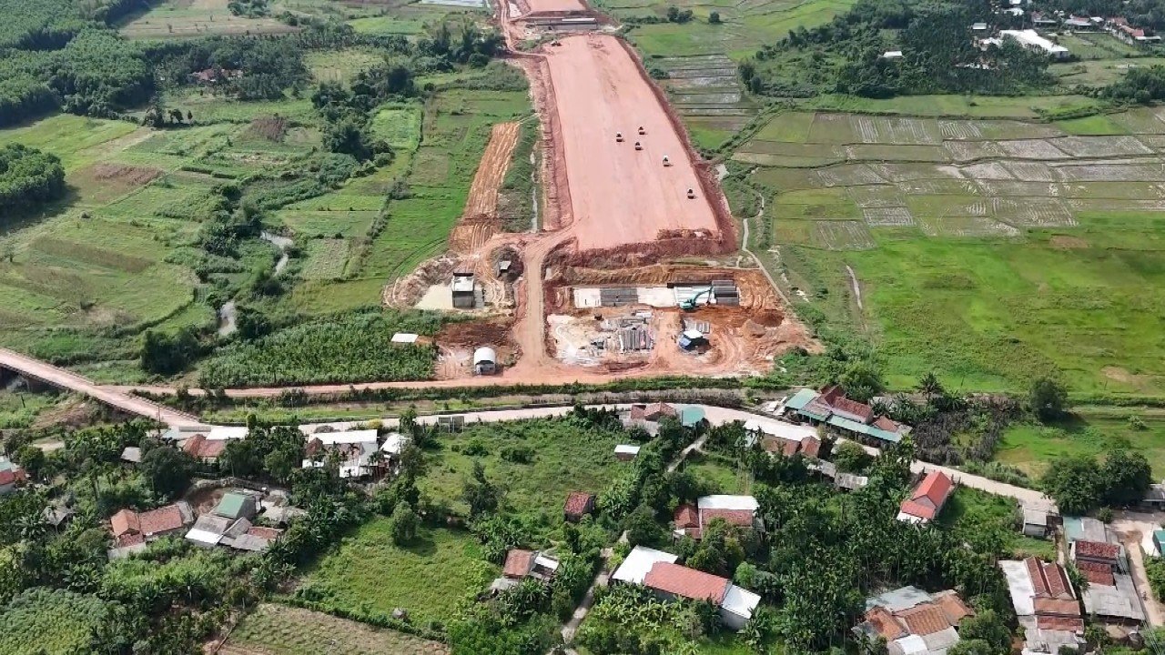 Hình hài cao tốc Quảng Ngãi - Hoài Nhơn sau một năm thi công- Ảnh 7. Hình hài cao tốc Quảng Ngãi - Hoài Nhơn sau một năm thi công- Ảnh 7.