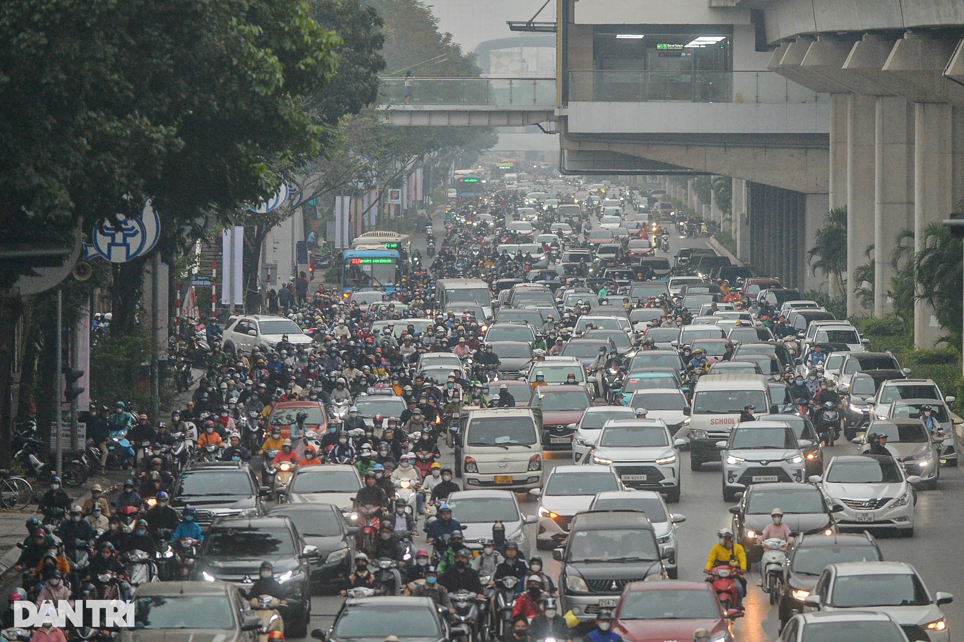 Đường phố ùn tắc, người dân chật vật trong ngày đi làm đầu năm 2024 - 3 Đường phố ùn tắc, người dân chật vật trong ngày đi làm đầu năm 2024 - 3