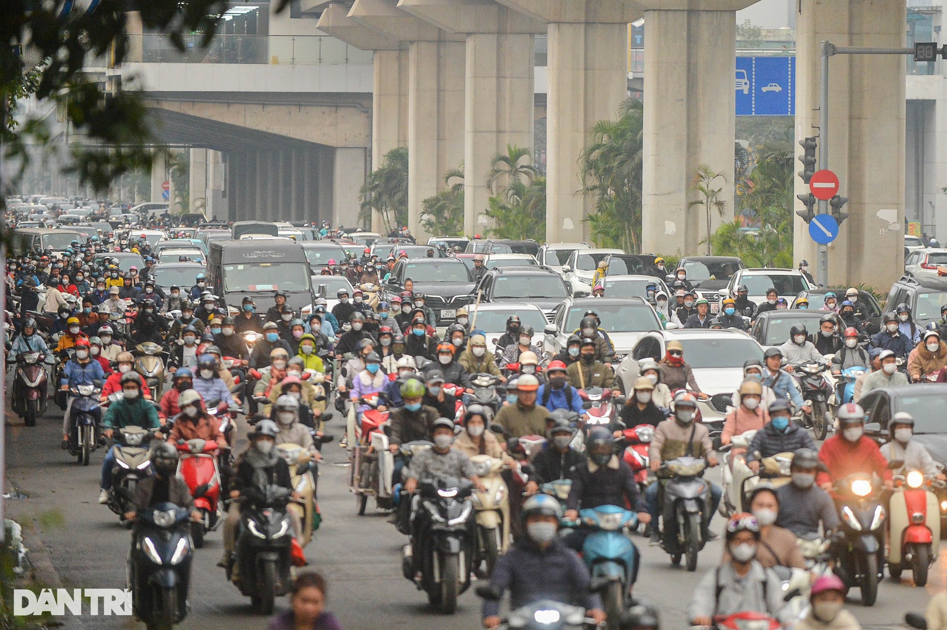 Đường phố ùn tắc, người dân chật vật trong ngày đi làm đầu năm 2024 - 4 Đường phố ùn tắc, người dân chật vật trong ngày đi làm đầu năm 2024 - 4