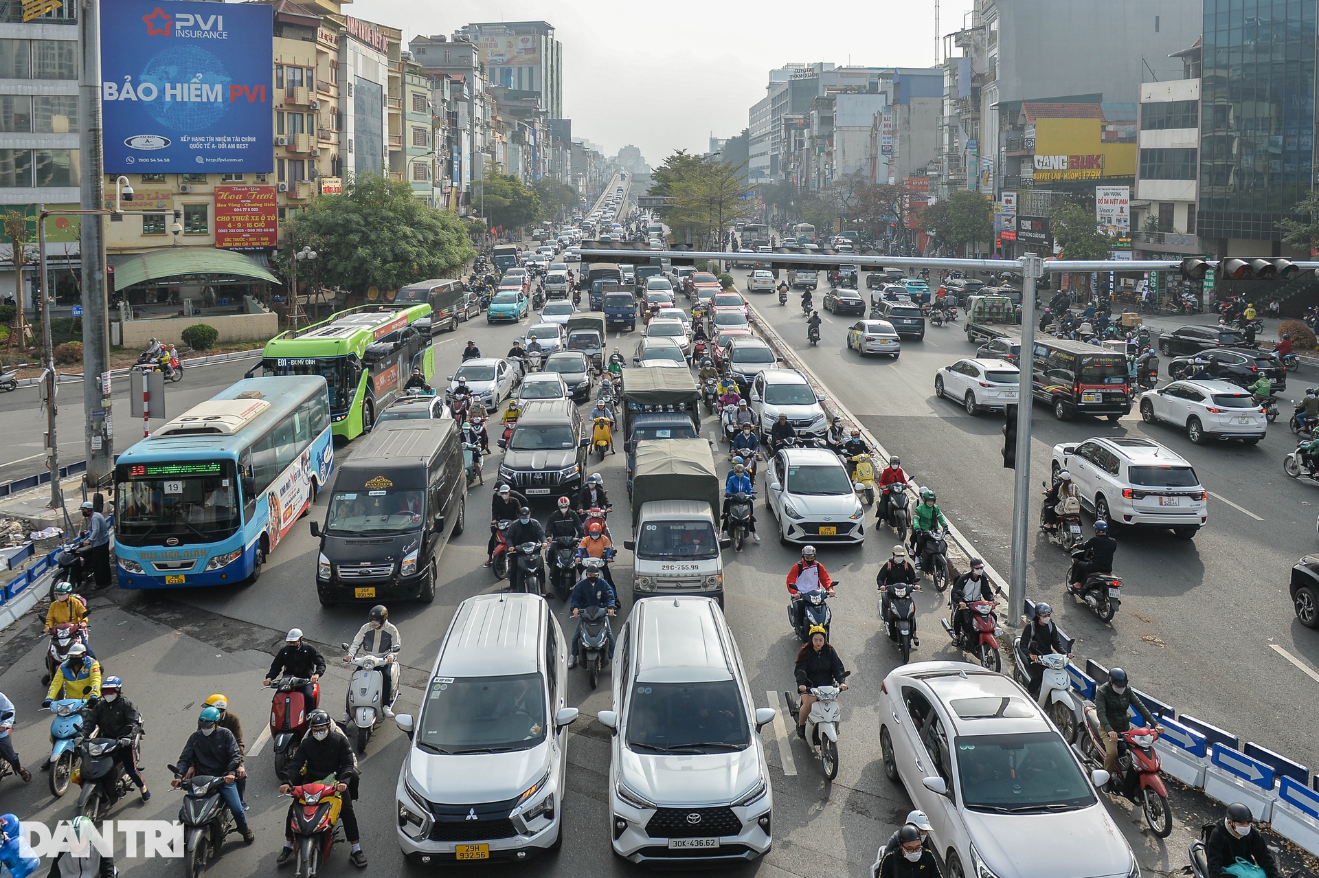 Đường phố ùn tắc, người dân chật vật trong ngày đi làm đầu năm 2024 - 6 Đường phố ùn tắc, người dân chật vật trong ngày đi làm đầu năm 2024 - 6