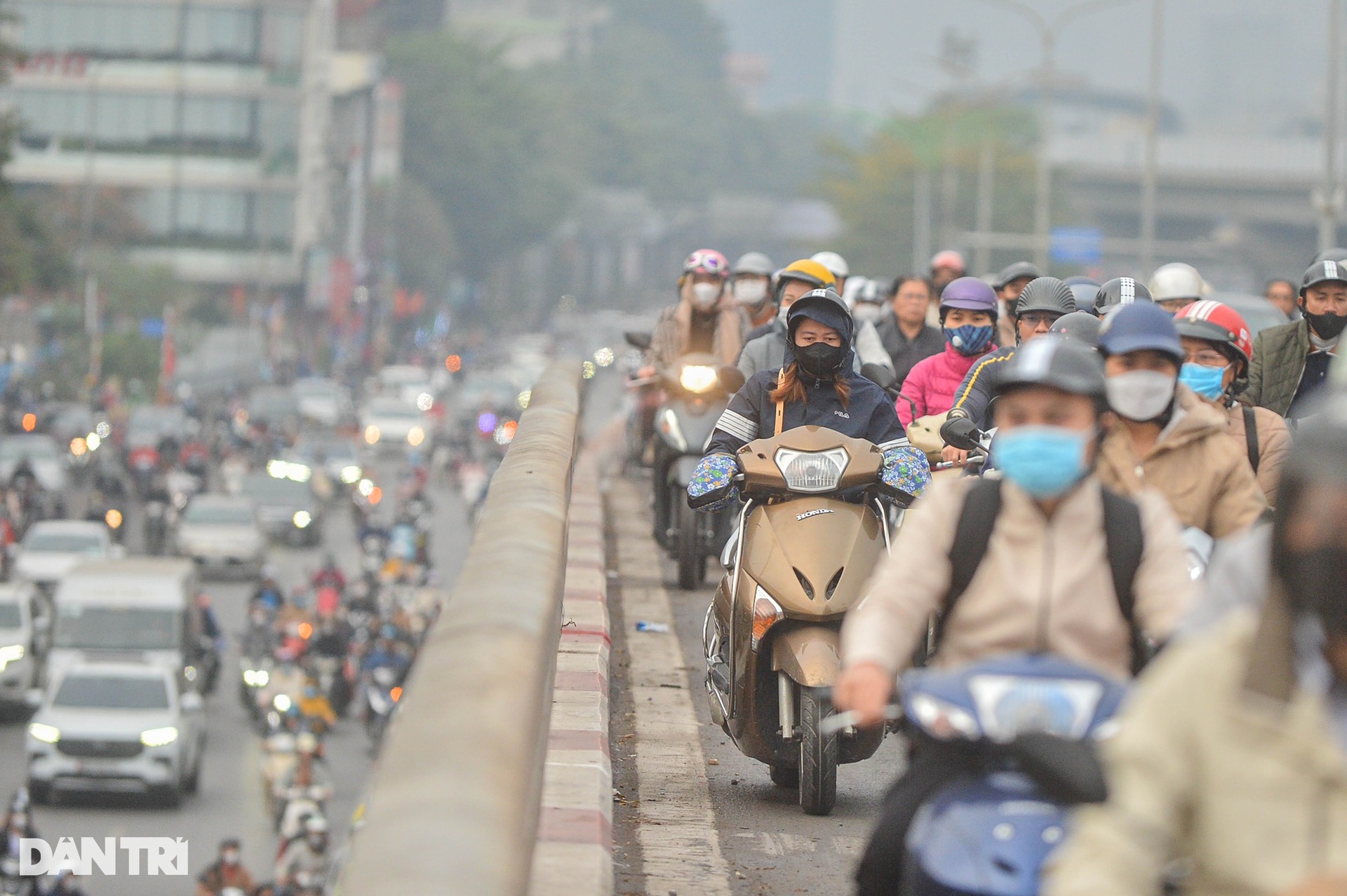 Đường phố ùn tắc, người dân chật vật trong ngày đi làm đầu năm 2024 - 7 Đường phố ùn tắc, người dân chật vật trong ngày đi làm đầu năm 2024 - 7