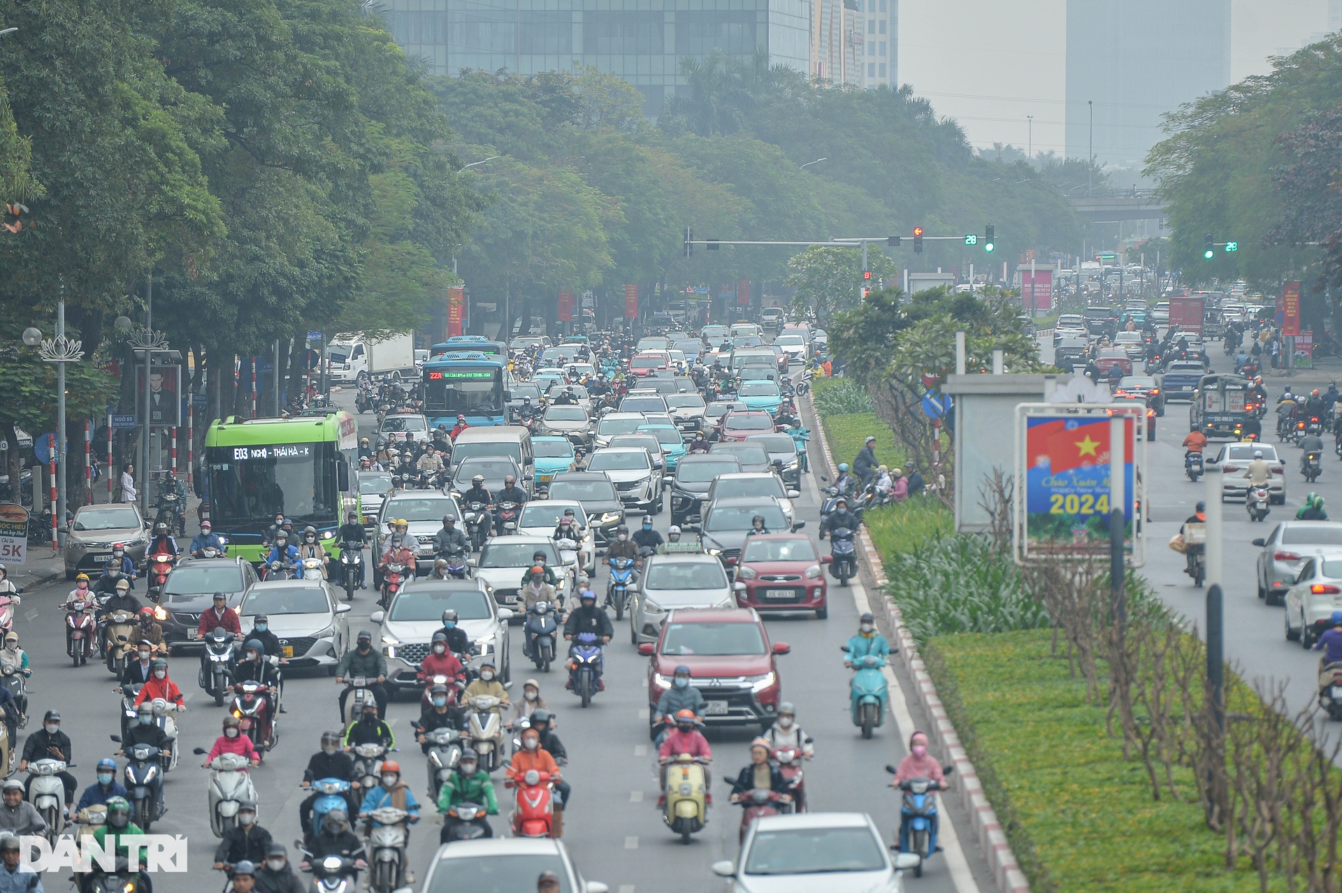 Đường phố ùn tắc, người dân chật vật trong ngày đi làm đầu năm 2024 - 8 Đường phố ùn tắc, người dân chật vật trong ngày đi làm đầu năm 2024 - 8